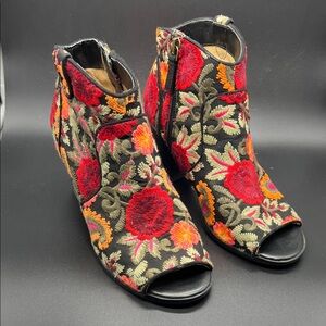 Crown Vintage Frankie Red and Orange Floral Embroidered Ankle Boots 6.5